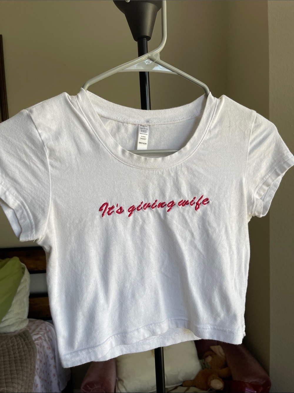 It’s giving wife cropped tee